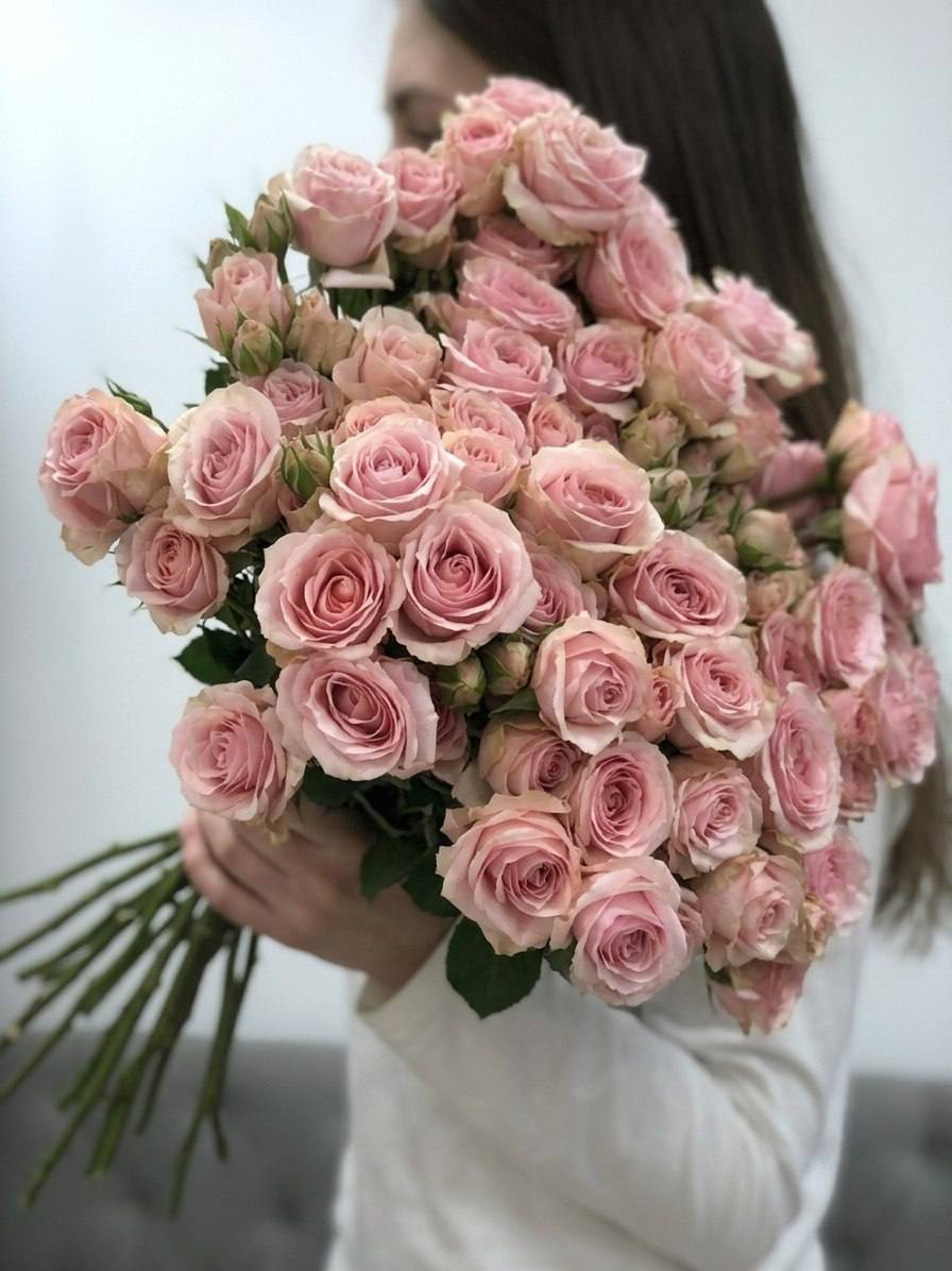 Моно-букет из кустовых роз